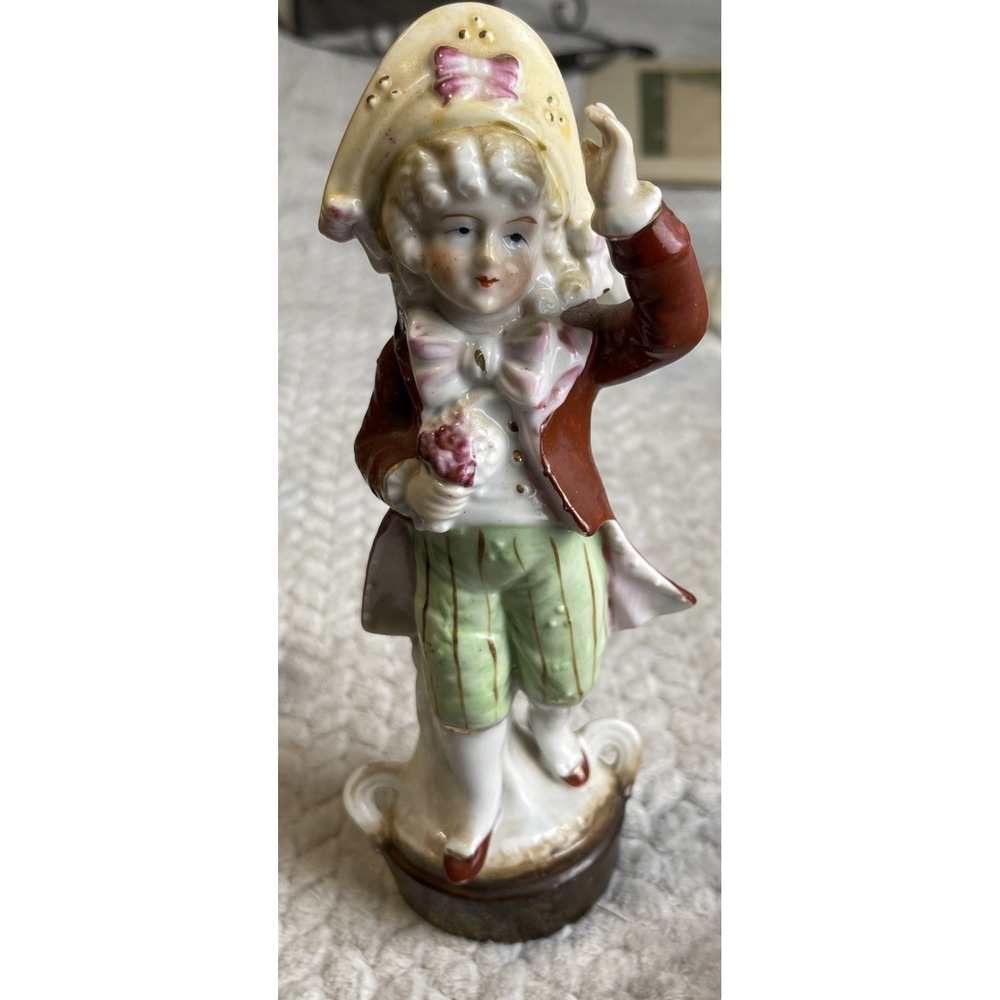 Vintage Ceramic Figurine Courting Colonial Gentleman With‎ Flowers 8.5"